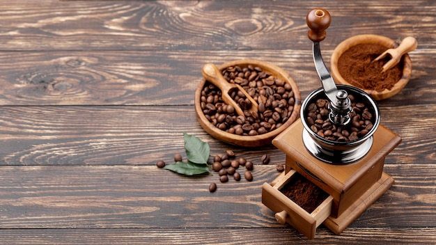 Alto ângulo do conceito de café na mesa de madeira