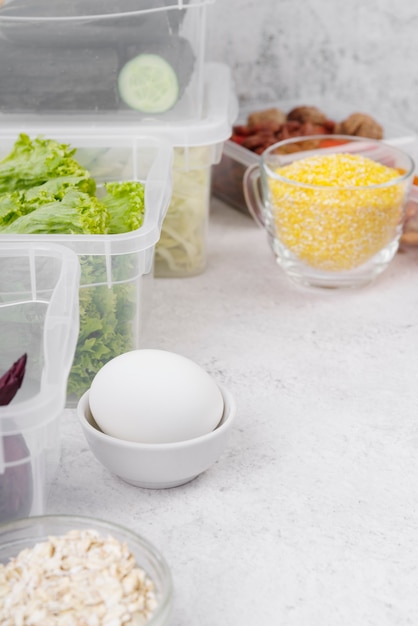 Foto grátis alto ângulo do conceito de comida na mesa