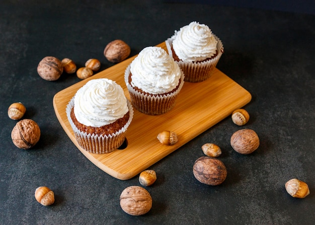 Foto grátis alto ângulo do conceito de deliciosos cupcakes