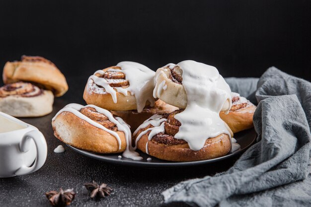 Alto ângulo do conceito de deliciosos rolos de canela