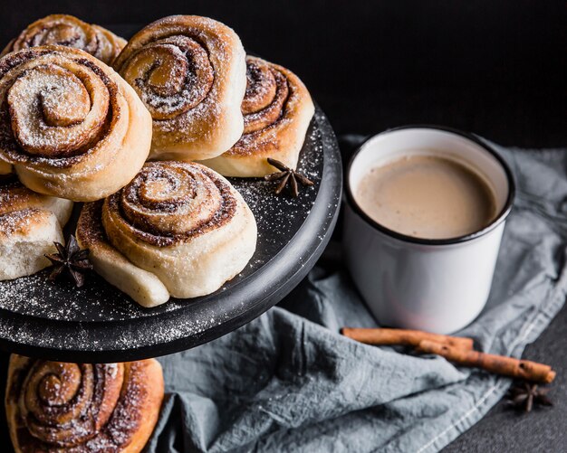 Alto ângulo do conceito de deliciosos rolos de canela