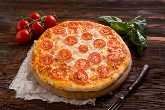 Foto grátis alto ângulo do conceito de pizza deliciosa