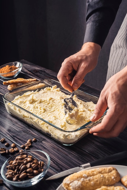 Foto grátis alto ângulo do delicioso conceito de tiramisu