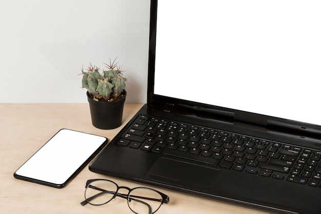 Alto ângulo do tablet na mesa com espaço de cópia