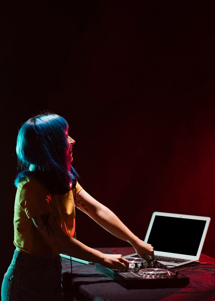 Foto grátis alto ângulo feliz dj feminino na mesa de som