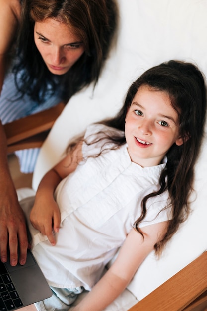 Alto ângulo feliz menina olhando para a câmera