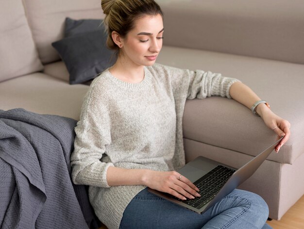 Alto ângulo feminino trabalhando no laptop