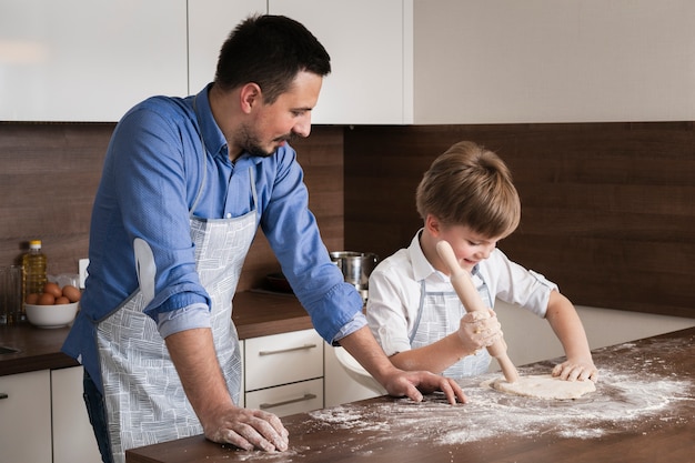 Foto grátis alto ângulo filho e pai tempo de cozimento