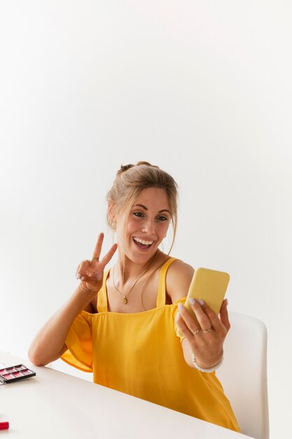 Alto ângulo linda mulher tomando selfie