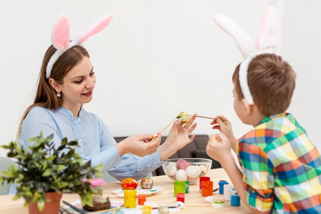 Alto ângulo mãe e filho com orelhas de coelho