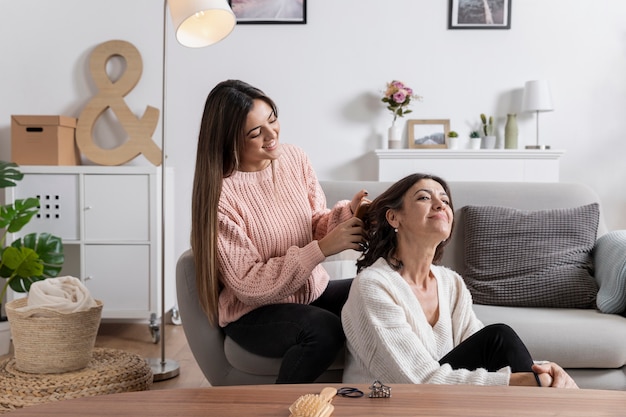 Foto grátis alto, ângulo, menina, trança, mãe, cabelo