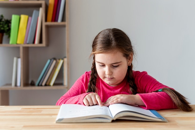 Foto grátis alto, ângulo, menininha, leitura