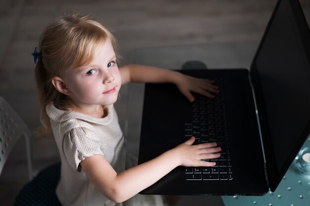 Alto, ângulo, menininha, tocando, laptop