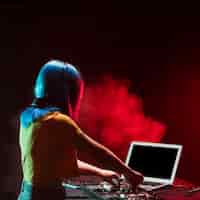 Foto grátis alto ângulo mulher dj mistura console de áudio