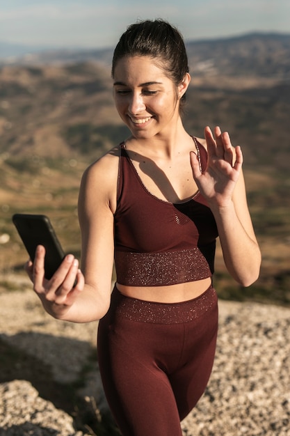 Foto grátis alto, ângulo, mulher jovem, falando videochamada, telefone