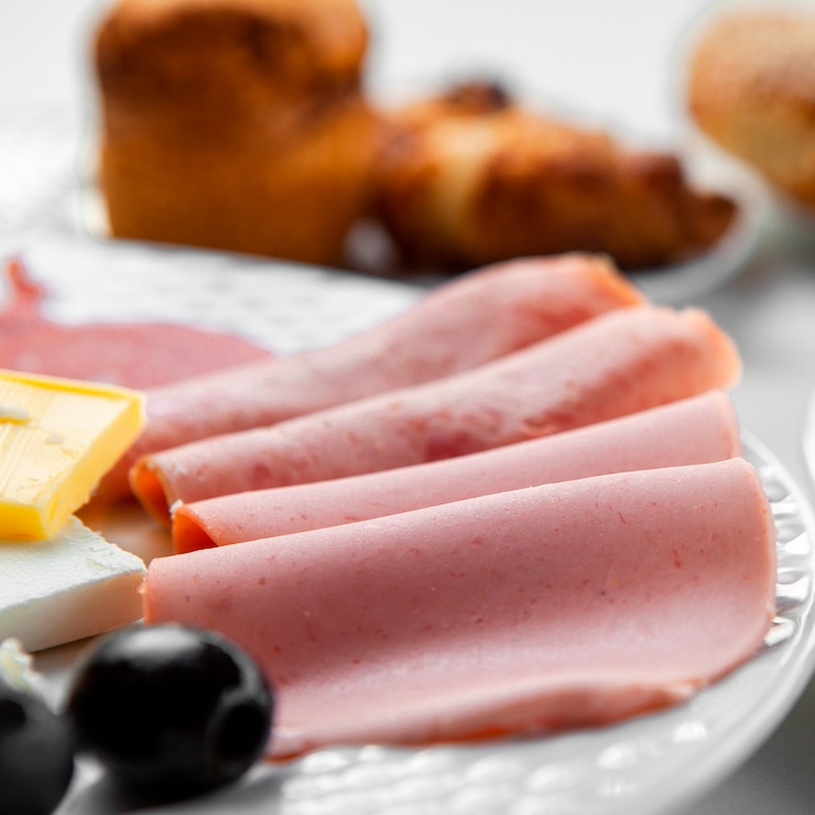 Foto grátis alto, ângulo, vista, fatiado, linguiça, prato, pastelaria, tabela