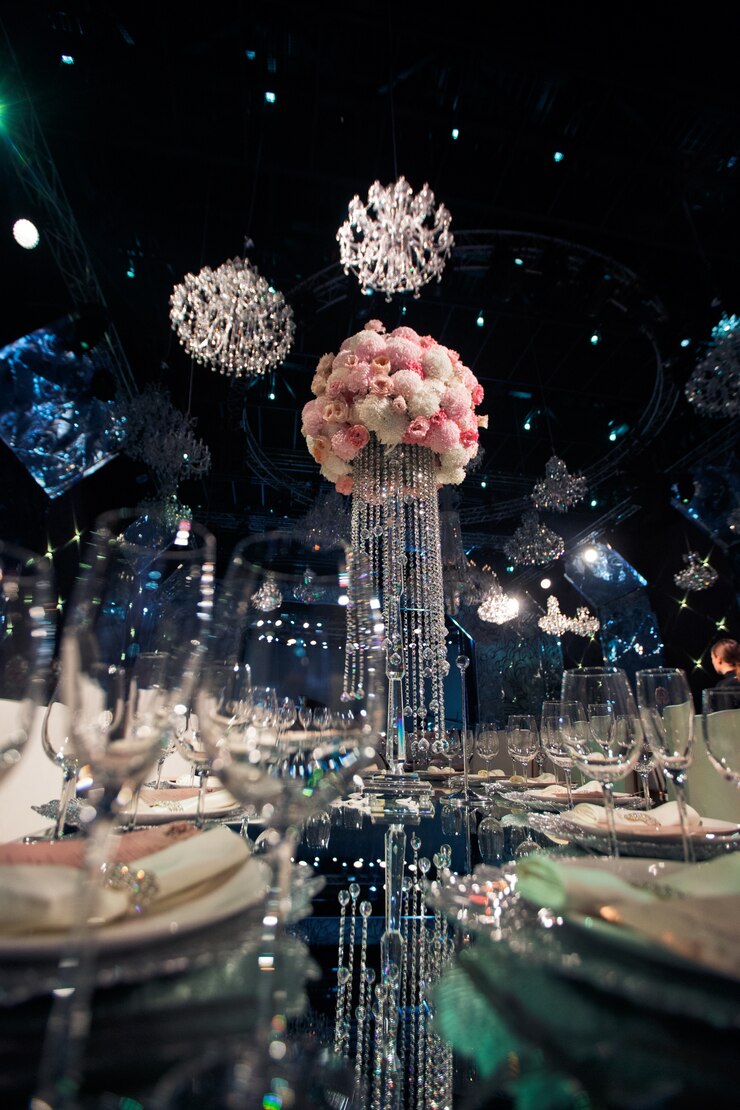 Foto grátis alto, centerpiece, feito, cor-de-rosa, flores, cristal, correntes ...