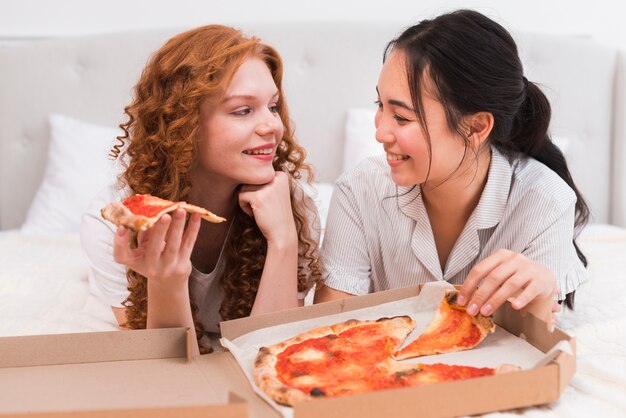 Alto, smiley, mulheres, comer pizza