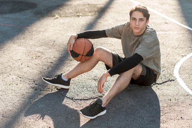 Alto, vista, homem, sentando, ligado, quadra basquetebol