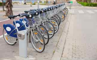 Foto grátis alugue uma bicicleta para a cidade