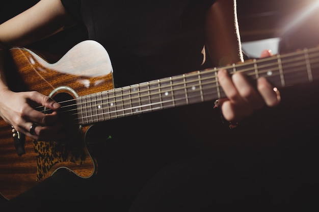 Aluna de seção mestra tocando violão