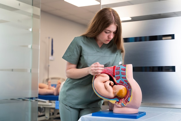 Foto grátis aluna praticando medicina