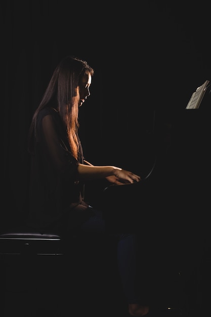 Aluna tocando piano