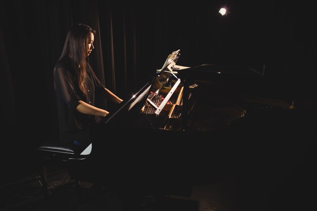 Aluna tocando piano