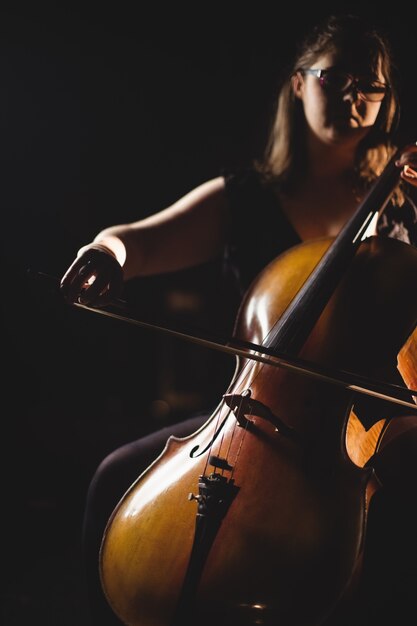 Aluna tocando violino