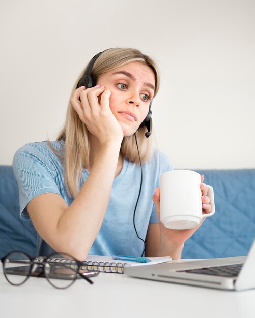 Aluna tomando café no curso on-line