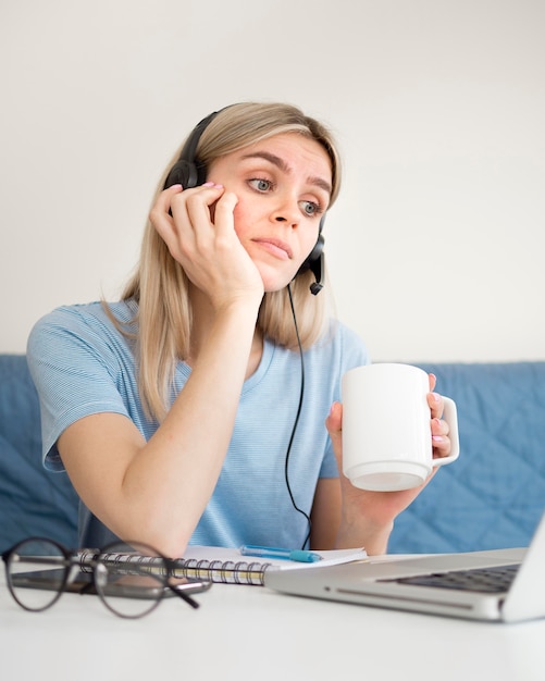 Aluna tomando café no curso on-line