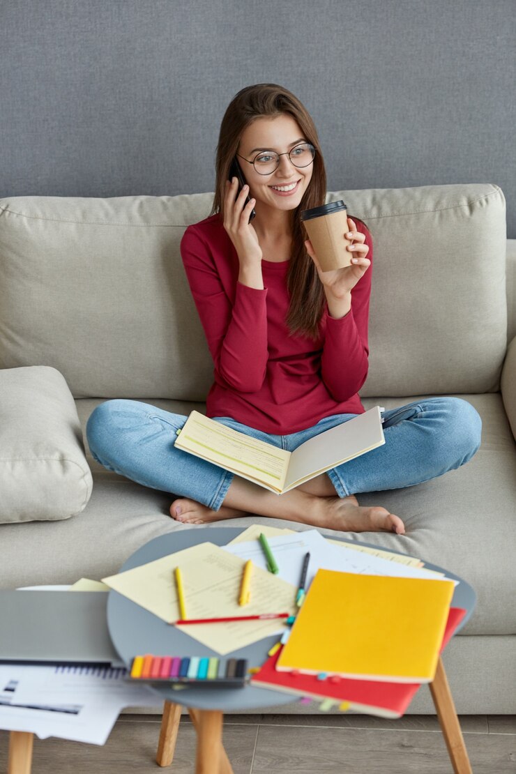 Foto grátis aluno de aparência agradável e alegre, conversando ao telefone