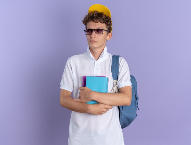 Foto grátis aluno de camisa pólo branca e boné amarelo, usando óculos