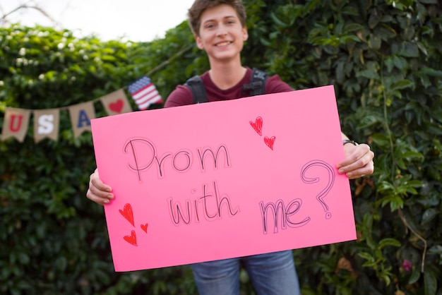 Foto grátis aluno de tiro médio fazendo proposta de baile