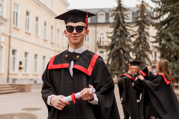 Aluno de vista frontal com diploma