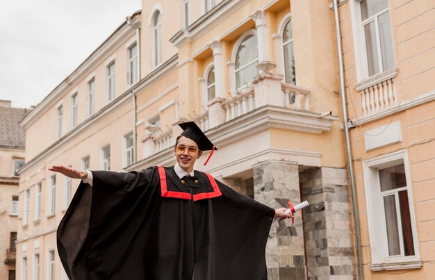 Aluno graduado feliz