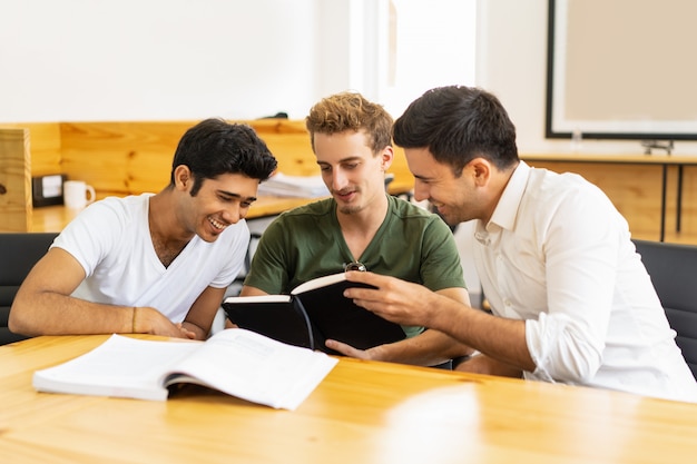 Alunos adultos alegres se divertindo em sala de aula