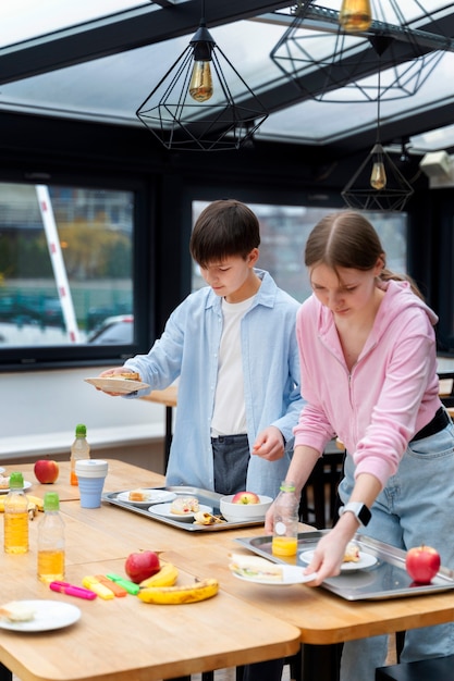 Foto grátis alunos almoçando na cantina