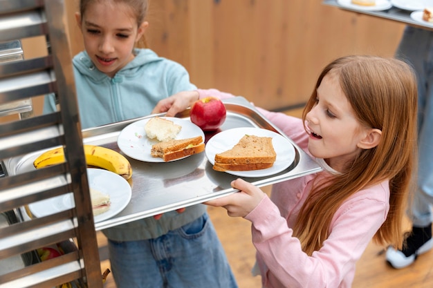 Foto grátis alunos almoçando na cantina