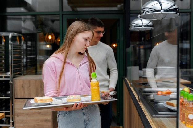 Foto grátis alunos almoçando na cantina