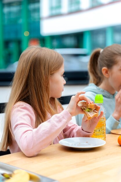 Alunos almoçando na cantina