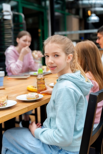 Foto grátis alunos almoçando na cantina