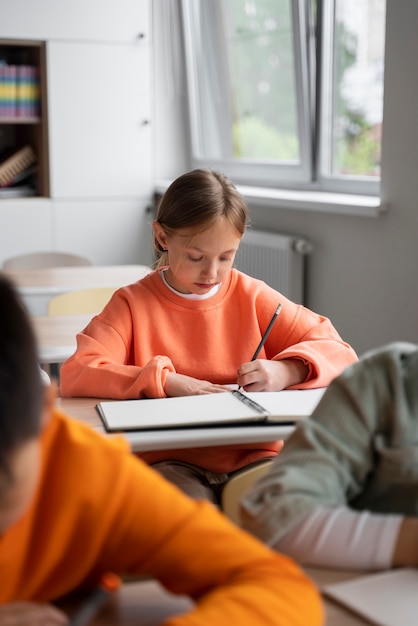 Foto grátis alunos aprendendo na escola em sua sala de aula