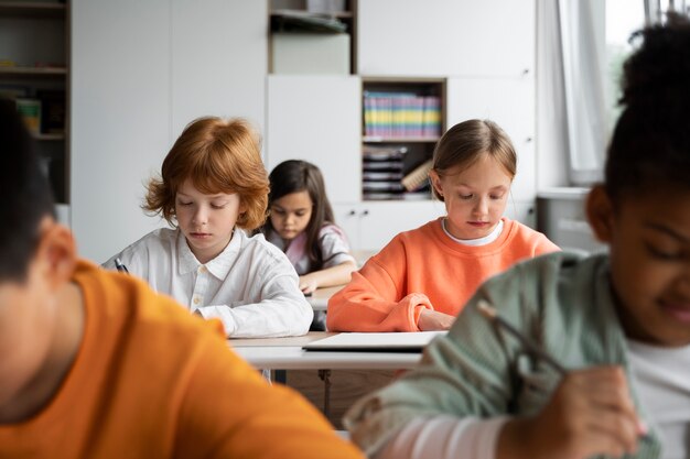 Alunos aprendendo na escola em sua sala de aula