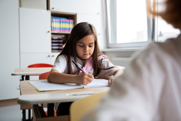 Foto grátis alunos aprendendo na escola em sua sala de aula