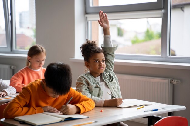 Alunos aprendendo na escola em sua sala de aula