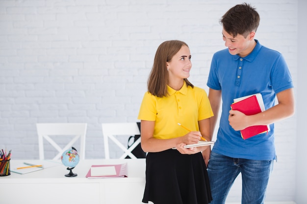 Alunos com cadernos na sala de aula