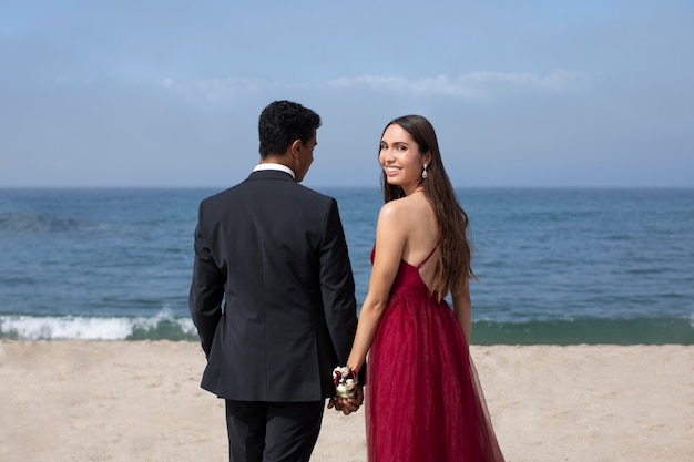 Alunos com roupas de baile na praia