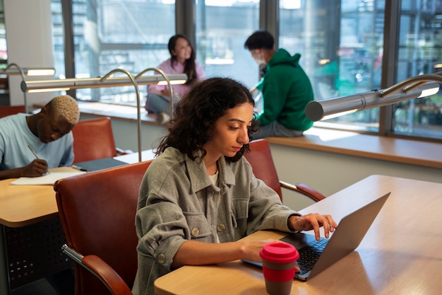 Foto grátis alunos de vista lateral aprendendo para o exame