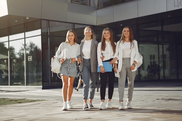 Alunos do campus com livros e bolsas